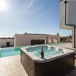 Sunrise Bay Villa *